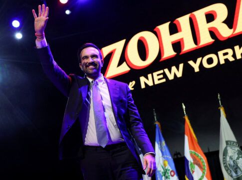 Prefeito de Nova York acena para o público