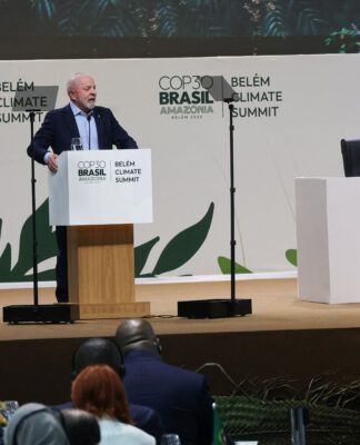 Presidente Lula discursando na Cúpula dos Líderes da COP30