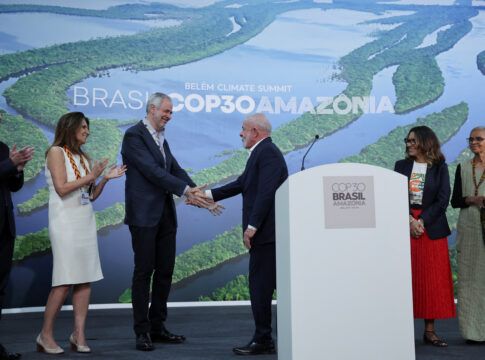 O presidente do Brasil, Luiz Inácio Lula da Silva, e o presidente da COP30 e embaixador André Corrêa do Lago apertam as mãos enquanto a diretora-executiva da COP30, Ana Toni, a ministra do Meio Ambiente e Mudança do Clima, Marina Silva, e Rosângela “Janja” da Silva reagem durante a Conferência das Nações Unidas sobre Mudanças Climáticas (COP30), em Belém, Brasil, em 19 de novembro de 2025