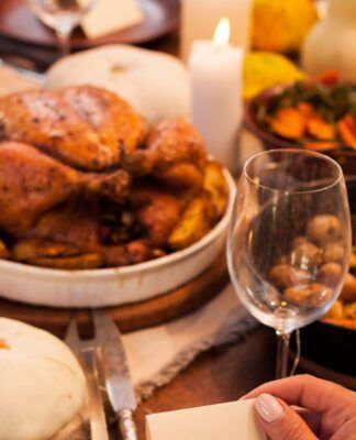 Em imagem ilustrativa uma ceia de natal com Peru natalino