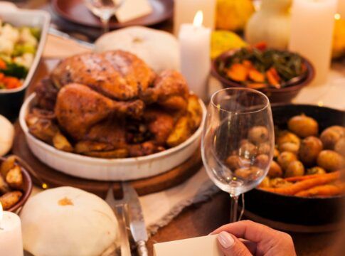 Em imagem ilustrativa uma ceia de natal com Peru natalino