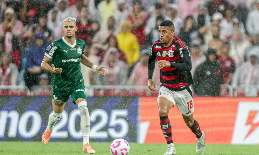 Jogadores do Palmeiras e Flamengo disputam a bola em campo