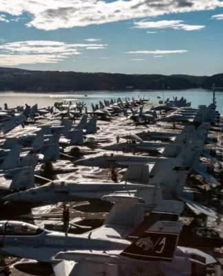 Imagem do porta-aviões Gerald Ford, dos Estados Unidos, com aviões de caça estacionados