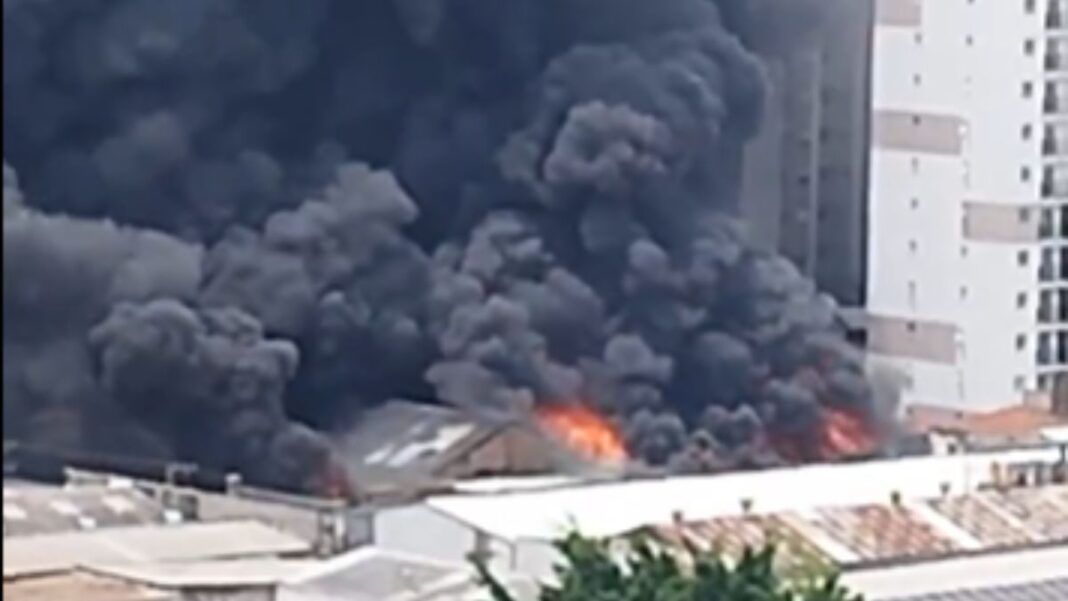 Imagem de uma grande nuvem de fumaça densa