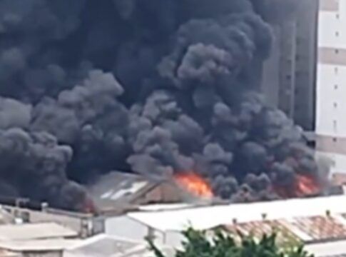 Imagem de uma grande nuvem de fumaça densa