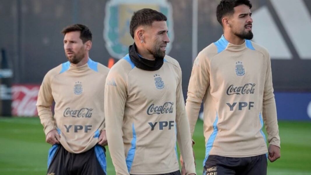 Messi (à esquerda, no fundo), Flaco López (ao centro) e Otamendi (à direita) durante treino da seleção argentina