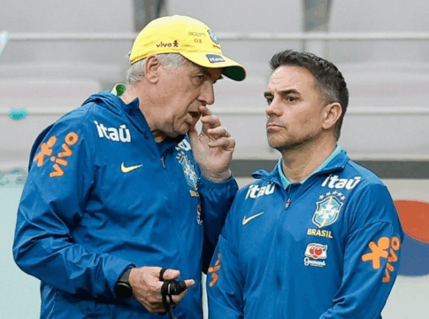 Carlo Ancelotti falando no ouvido de Rodrigo Caetano, durante um treino da Seleção Brasileira