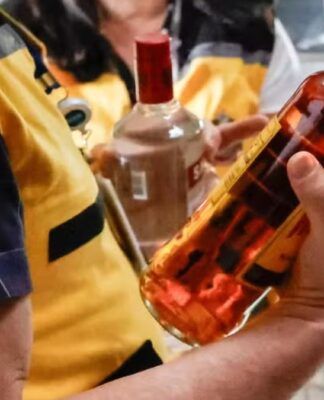 polícia analisando bebidas