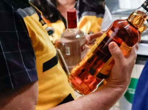 polícia analisando bebidas