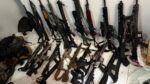 Diversas armas de fogo que foram apreendidas durante a megaoperação Contenção, no Rio de Janeiro