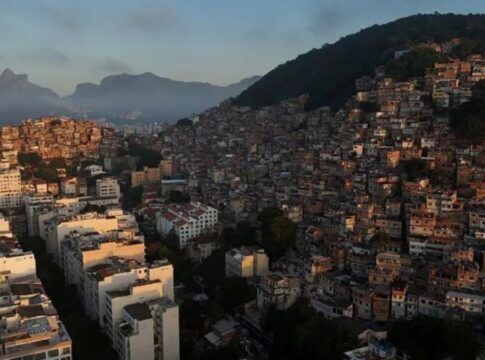 Vista de um drone sobre uma favela em uma montanha no bairro de Copacabana, no Rio de Janeiro, Brasil, em 4 de junho de 2025.