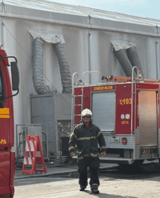 Dois caminhões de bombeiro no lado externo das tendas da COP30