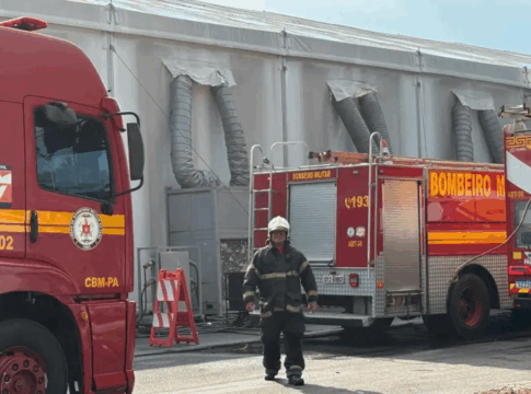 Dois caminhões de bombeiro no lado externo das tendas da COP30