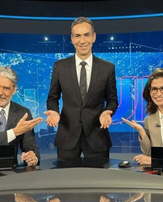 César Tralli aparece centralizado ao lado de William Bonner e Renata Vasconcellos