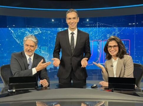 César Tralli aparece centralizado ao lado de William Bonner e Renata Vasconcellos