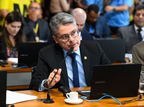 Senador Alessandro Vieira fala ao microfone em sessão no Senado