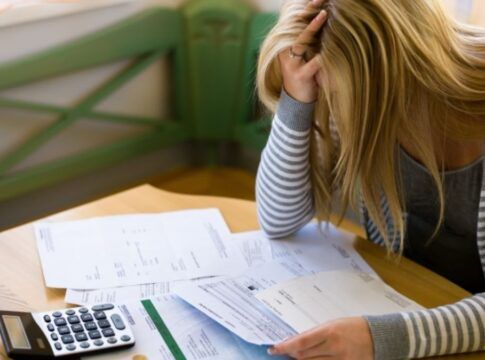 O brasileiro deve, mas paga: o verdadeiro risco é quando o endividado vira inadimplente