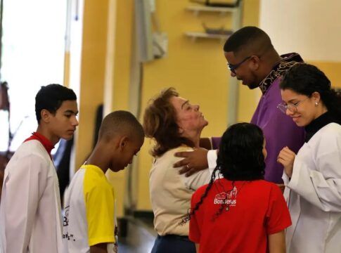 Fiéis conversam com o padre durante missa na Paróquia Bom Jesus da Penha
