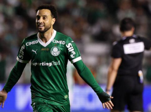 Felipe Anderson celebra o segundo gol do Palmeiras em campo