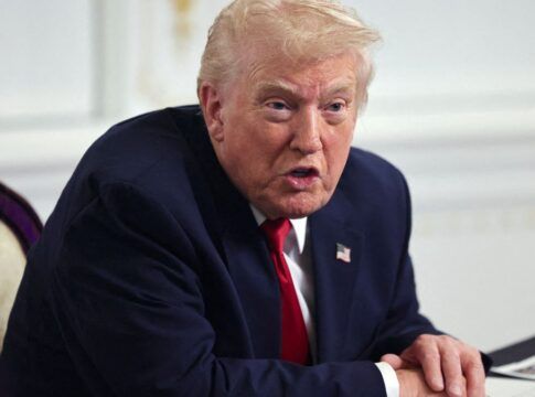 Presidente dos EUA, Donald Trump fala com os jornalistas no Salão Oval