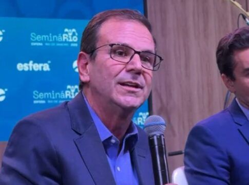 Prefeito do Rio de Janeiro, Eduardo Paes fala ao microfone em seminário da Esfera