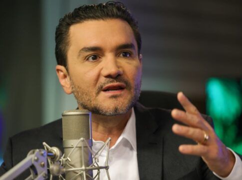 Ministro Celso Sabino fala ao microfone e gesticula