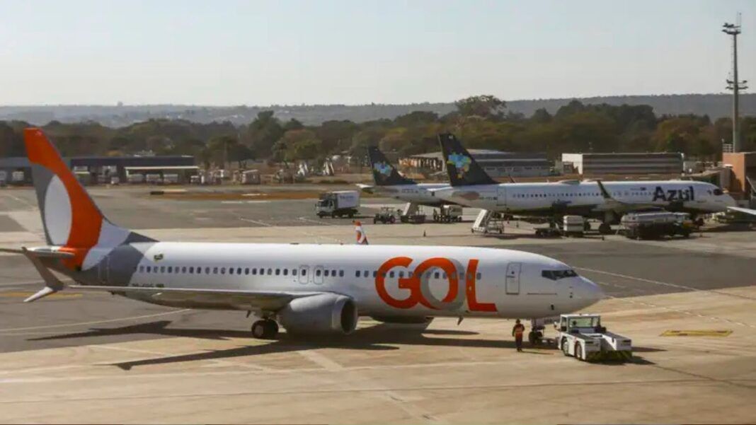 Avião da companhia Gol no pátio de um aeroporto