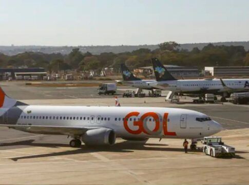 Avião da companhia Gol no pátio de um aeroporto
