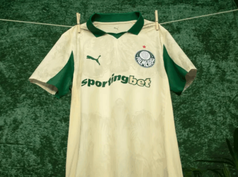 Camisa três do Palmeiras, usada no Mundial de Clubes, pendurada em um varal