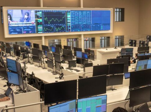 Foto de um escritório vazio na B3