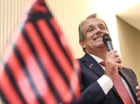 Bap discursa ao lado da bandeira do Flamengo