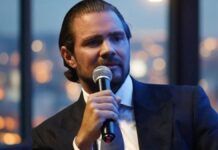 Daniel Vorcaro falando ao microfone