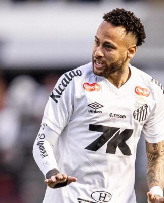 Neymar em jogo do Santos, sinalizando para ter calma