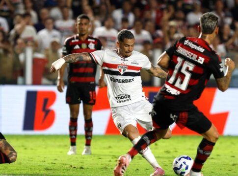 Luciano arrisca um chute contra o Flamengo