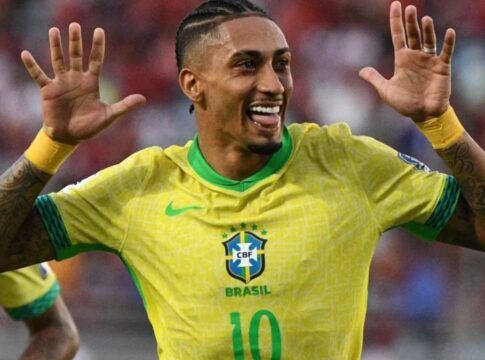 Atacante Raphinha comemorando gol marcado pela Seleção Brasileira