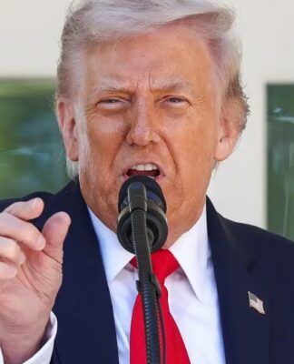 Trump discursando em frente a um microfone