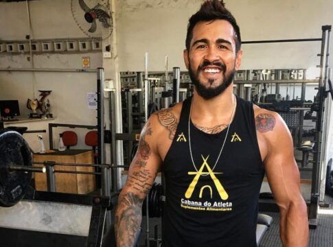 Godofredo Pepey aparece de camisa regata no meio de uma academia de musculação