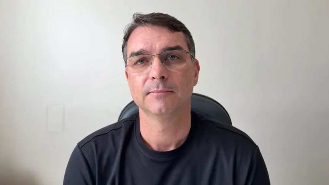 Flávio Bolsonaro durante live no Youtube