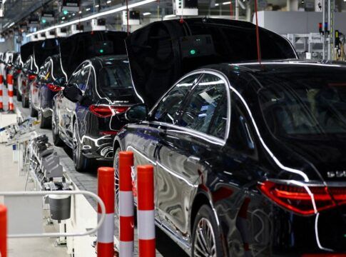 Linha de produção de carros pretos numa fábrica