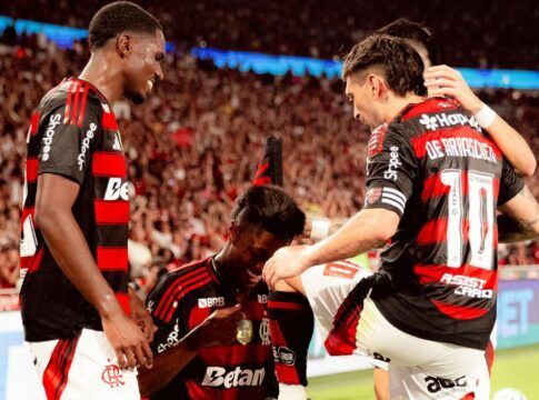 Flamengo vence o Bragantino por 3 a 0, dispara na liderança e abre quatro pontos no Brasileirão
