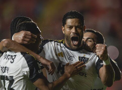 Atacante Hulk (Atlético-MG) comemora gol com colegas de time