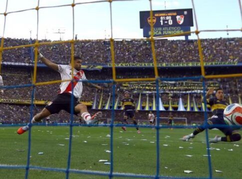 Merentiel, do Boca Juniors, se jogando no gramado para marcar o gol da equipe contra o River Plate.