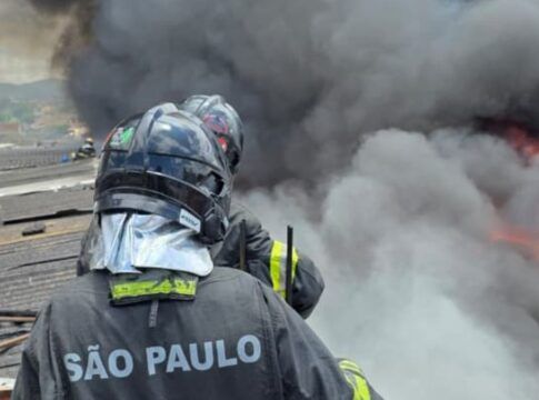 Fumaça escura e fogo são filmados de cima por helicóptero.