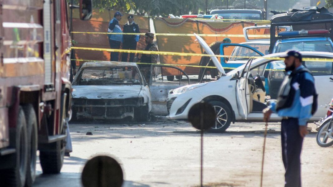 Carro destruído por explosão cercado por fita de isolamento