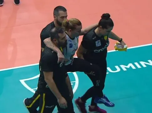 Ponteira do Praia Clube, Payon Caffrey sendo carregada para fora da quadra