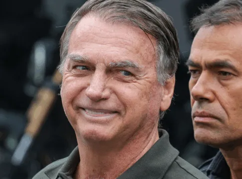 Cirurgia de Bolsonaro termina após três horas e meia