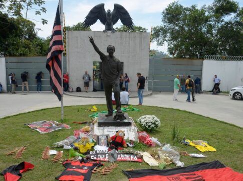 Entrada do CT Ninho do Urubu com faixas, flores e bandeiras do Flamengo em homenagem aos mortos