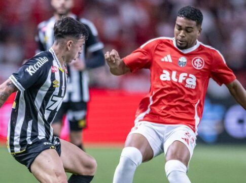 Jogadores do Santos e Inter duelam pela bola no Beira-Rio