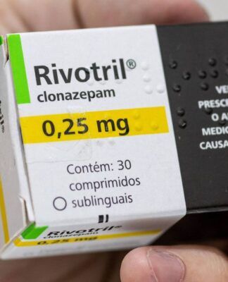 Caixa do medicamento rivotril na mão de uma pessoa
