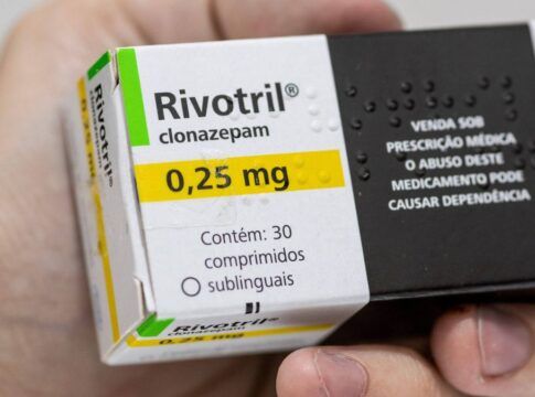 Caixa do medicamento rivotril na mão de uma pessoa